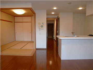 LDKバルコニー側から居室出入口方向を撮影