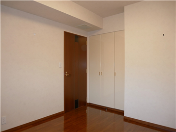 洋室に備わるクロゼットと物入(右側白い扉)