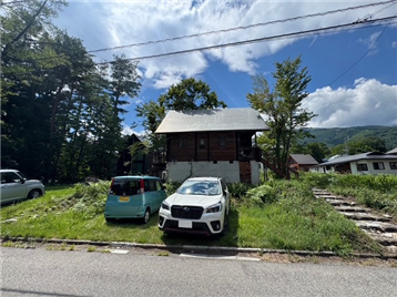 東側前面道路から西方向を撮影(古家付)