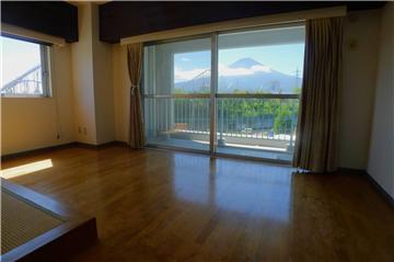 LDKより富士山を望みます。