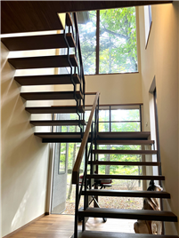 玄関正面の開放的な階段