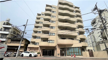 マンションエントランス側／ベージュタイル貼り