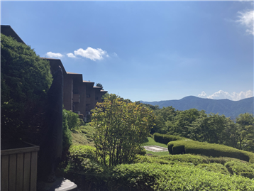 テラスから西方向の箱根外輪山眺望