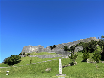 勝連城まで車約8分(約4.6㎞)