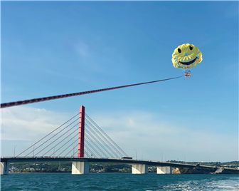 海中道路とパラセーリング