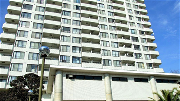 マンション外観／エントランス前より撮影