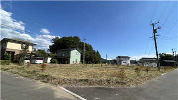 北西側前面道路より敷地を撮影（南東方向を撮影）