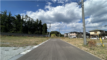北西側前面道路（北東方向を撮影）