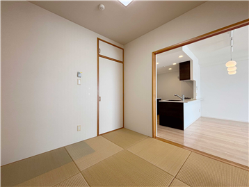 和室からキッチン方向を撮影