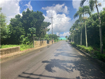南西側道路／南西側敷地入口付近から南東方向を撮影