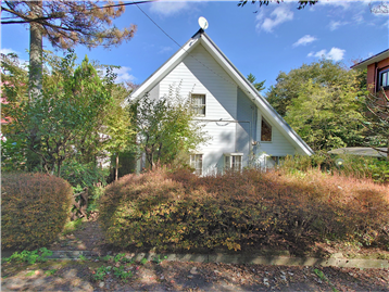 南西側接面道路より敷地内建物方向