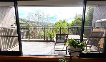 室内からバルコニーを撮影