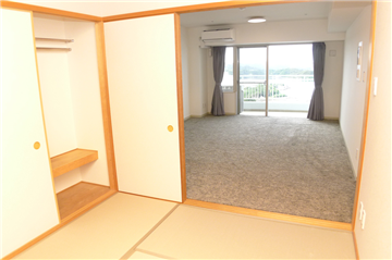 和室の戸を開けると開放感ある空間に