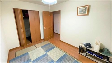 約6.0畳の洋室／入口・WIC側を撮影
