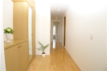 履物入れや物入れが充実した玄関ホール 