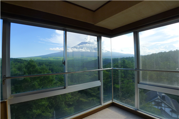 LDKより富士山と深緑を望みます。