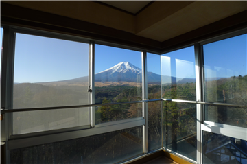 ＬＤＫより富士山と紅葉を望む
