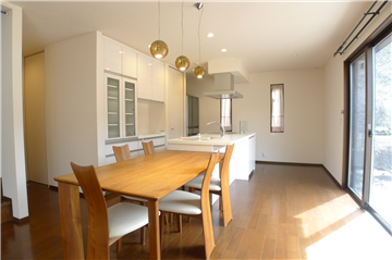 ダイニングとキッチン（東方向を撮影）