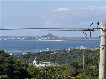 2階北側バルコニーから伊江島を望む
