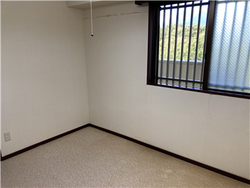 洋室を北東側壁より撮影：リフォーム・補修等前