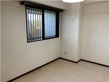 洋室を入口側より撮影：リフォーム・補修等前