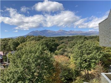 5階外廊下より北西方向に臨む那須連山