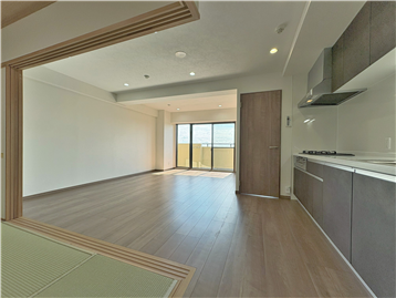 LDKを西角よりバルコニー方向