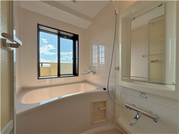 開口のある浴室