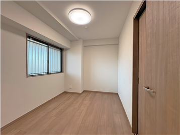 洋室を居室入口より撮影