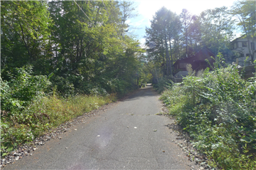 北西側前面道路を撮影