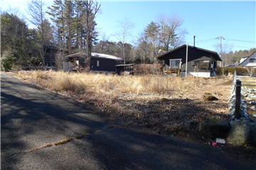 前面道路より敷地南西方向を撮影