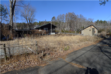 前面道路より敷地北西方向を撮影