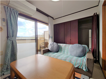 洋室の東角よりバルコニー方向