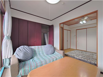 洋室の南角より和室方向