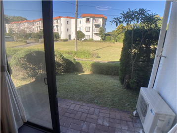 リビング窓越しに見る眺め