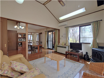 リビングの北西側角よりDK方向