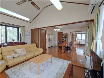 リビングの南西側角よりDK方向