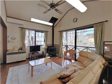 リビングの北東側角よりデッキ方向