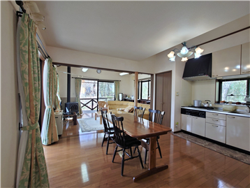 DKの南東側角よりリビング方向