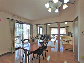 DKの北東側角よりリビング方向