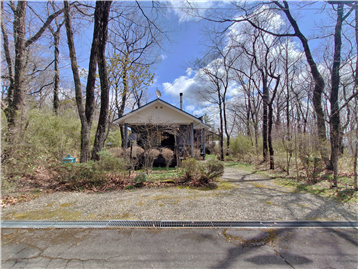 西側接面道路より敷地内建物方向