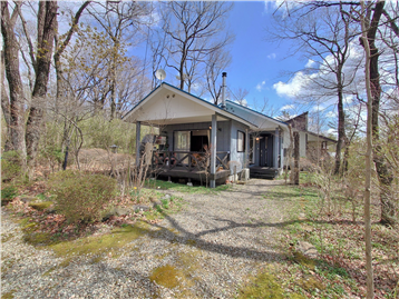 敷地内南西側より建物方向