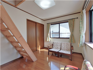 洋室を南西側角より