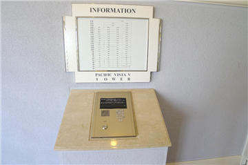マンション入口はオートロックで安心