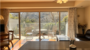 キッチンからLDK、テラスを撮影