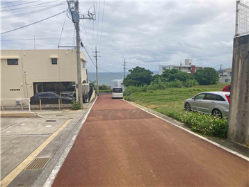 北側接道から敷地南方向を撮影