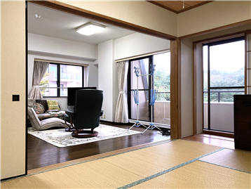 和室からリビングダイニングを撮影