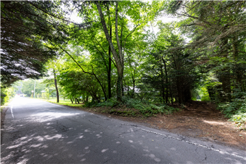 北側道路から見た敷地（北西側から撮影）