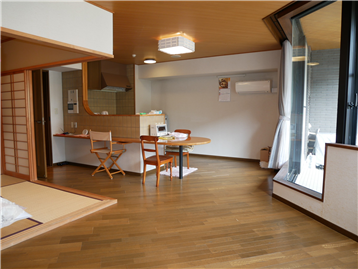 リビングエリアからキッチン方向を撮影