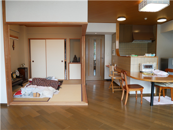 ＬＤＫ／バルコニー側から居室出入口方向を撮影